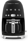 Filtre, 2 Niveaux d'Intensité, Carafe en Verre Jusqu'à 12 Tasses – Smeg, Noir/Métallique, 1050 W, Mode Maintien au Chaud, Noir Mat