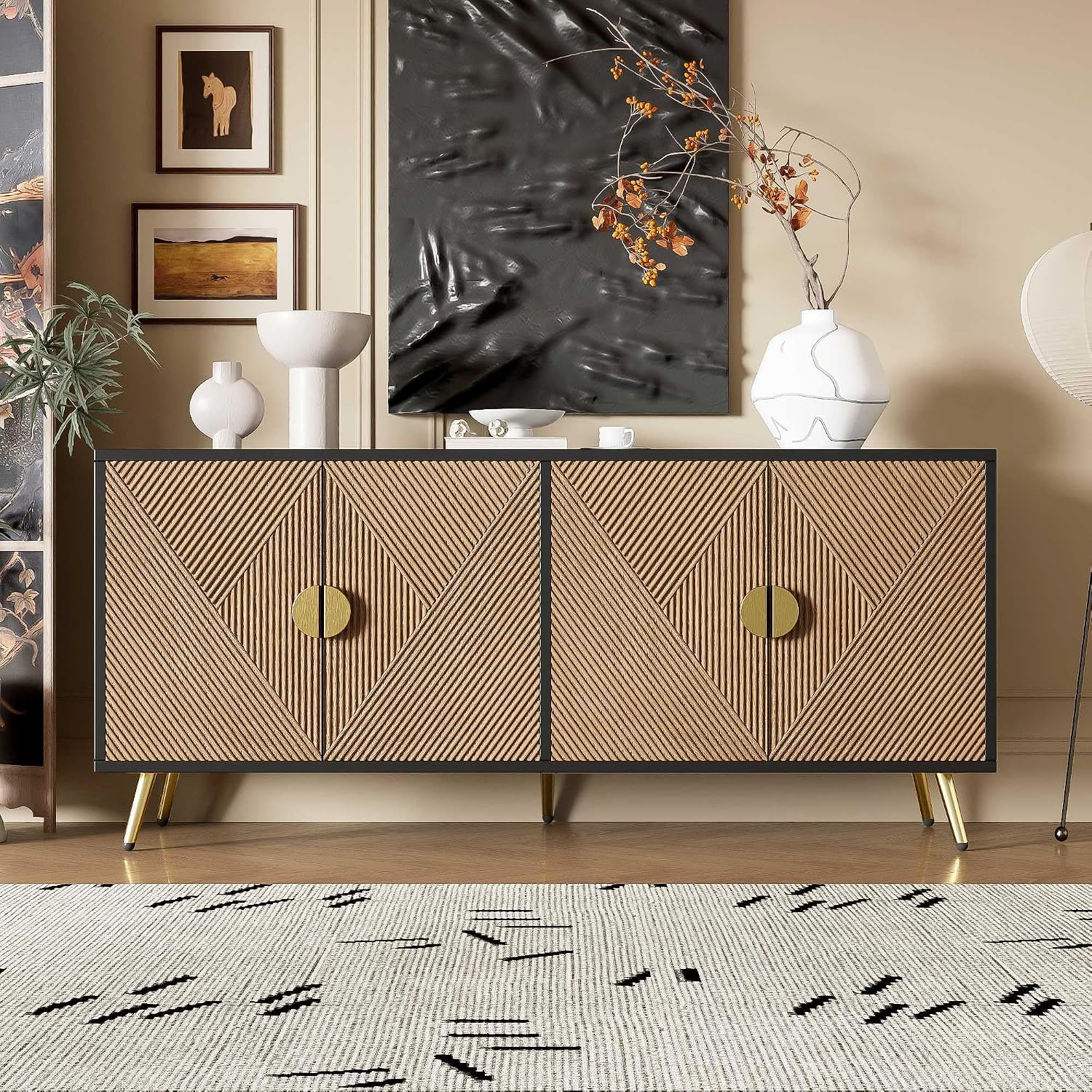Buffet avec Texture en Relief 160 cm, Noir + Bois, Armoire avec Quatre Portes Poignées Brossées Dorées et Pieds de Table Brillants – WASAGA